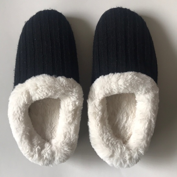 ‼️ LAST CHANCE ‼️ Comfy dearfoam slippers! - Picture 2 of 7